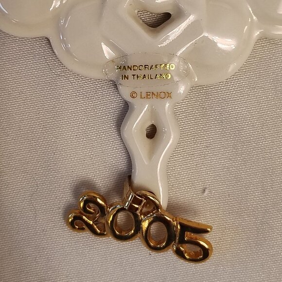 LENOX 2005 Annual Gemmed Snowflake Ornament - Picture 5 of 8